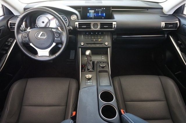 Lexus_IS_200t_Model_Review_Interior