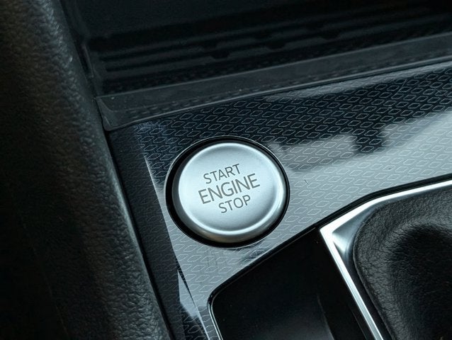 2025 Volkswagen Taos SE Black