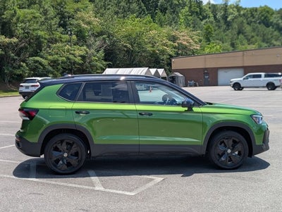 2025 Volkswagen Taos SE Black