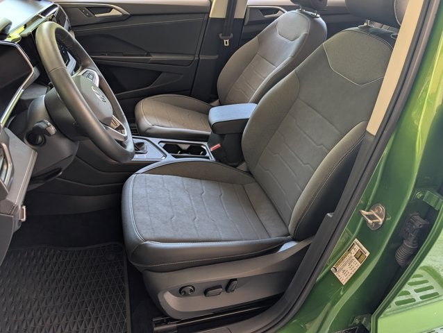 2025 Volkswagen Taos SE Black