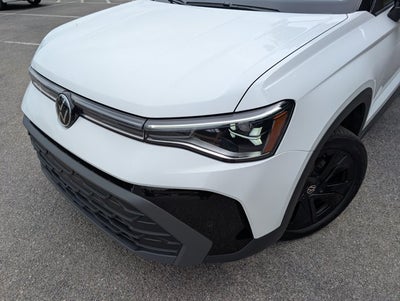 2025 Volkswagen Taos SE Black