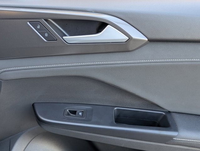 2025 Volkswagen Taos SE Black