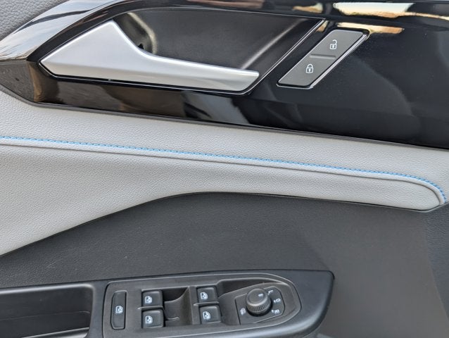 2024 Volkswagen Taos SE Black