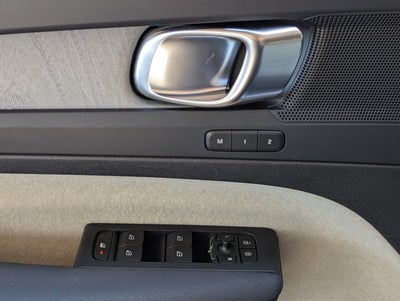 2024 Volvo XC40 Plus Bright Theme