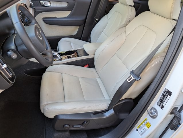 2024 Volvo XC40 Plus Bright Theme