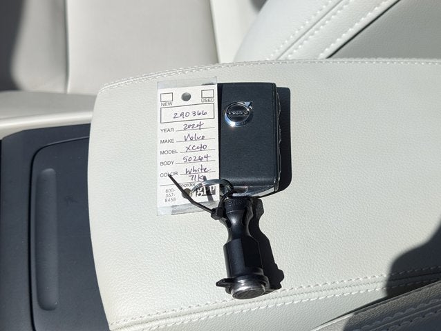 2024 Volvo XC40 Plus Bright Theme