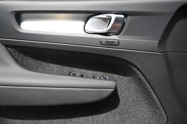 2025 Volvo XC40 Core Bright Theme