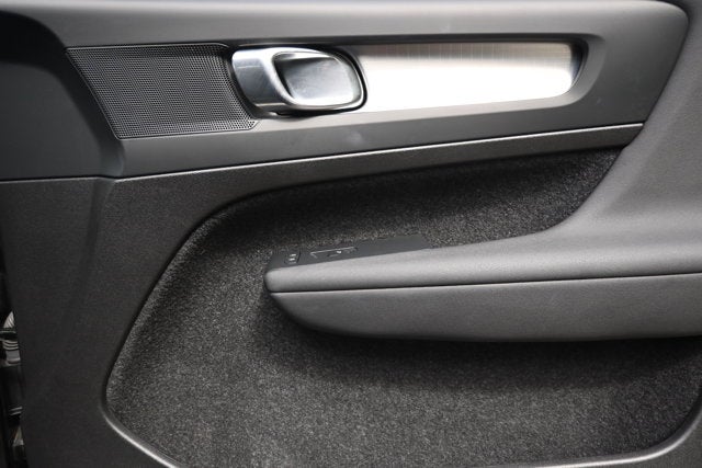 2025 Volvo XC40 Core Bright Theme