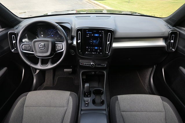 2025 Volvo XC40 Core Bright Theme
