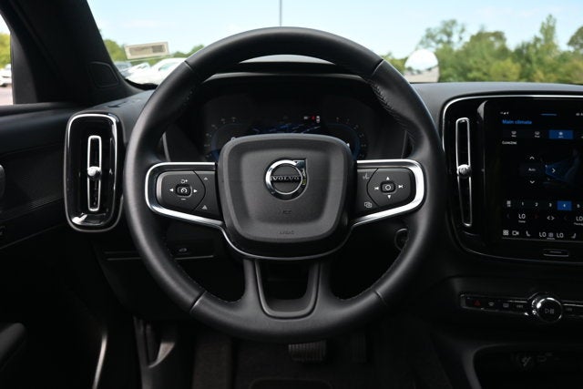 2025 Volvo XC40 Core Bright Theme