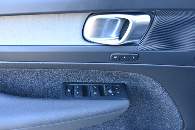 2025 Volvo XC40 Core Bright Theme