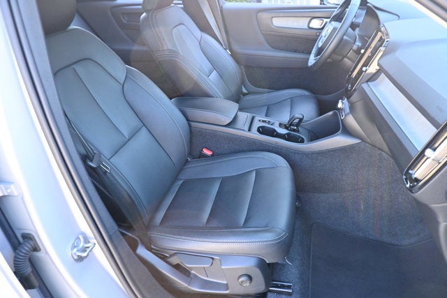 2025 Volvo XC40 Core Bright Theme