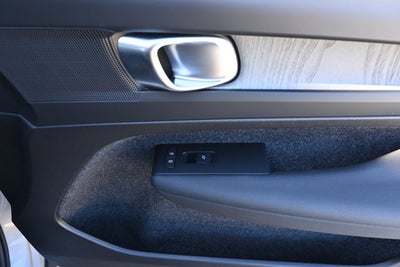 2025 Volvo XC40 Core Bright Theme