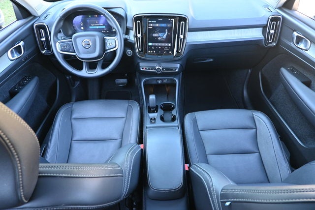 2025 Volvo XC40 Core Bright Theme