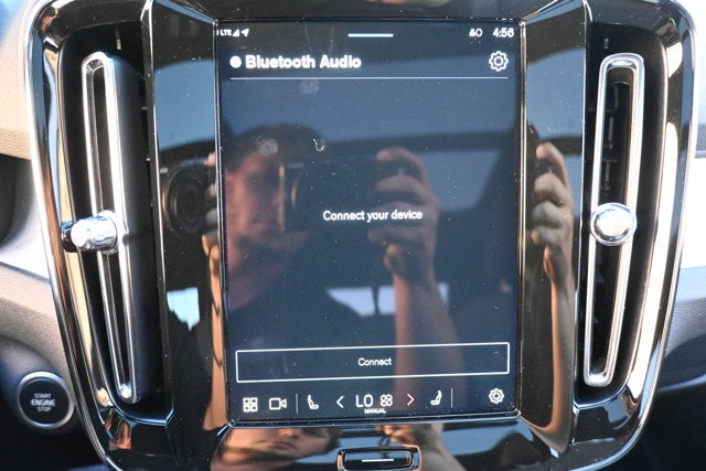 2025 Volvo XC40 Core Bright Theme