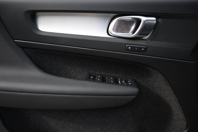 2025 Volvo XC40 Core Bright Theme