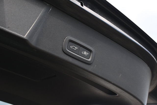 2025 Volvo XC40 Core Bright Theme