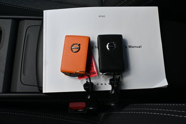 2025 Volvo XC40 Core Bright Theme